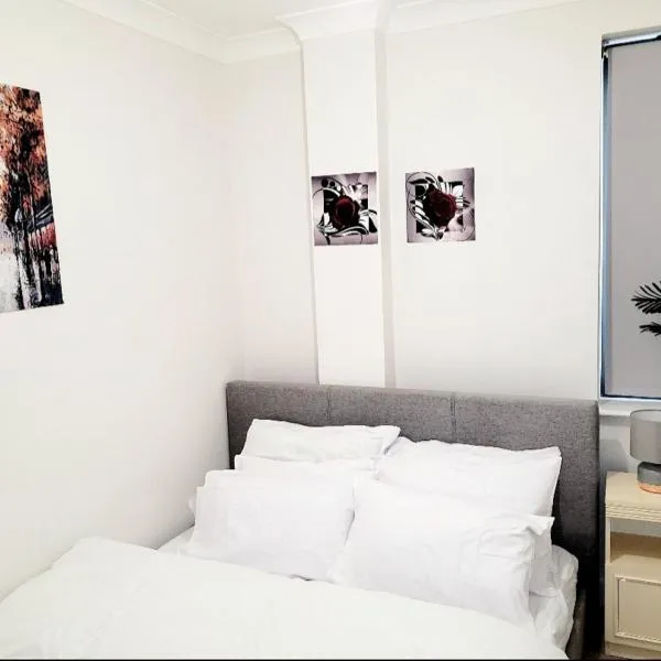 2 BEDROOM APT WITH 2 COMFORTABLE KING SIZE BEDs, FREE PRIVATE PARKING, EASY ACCESS TO LONDON、West Byfleetのホテル