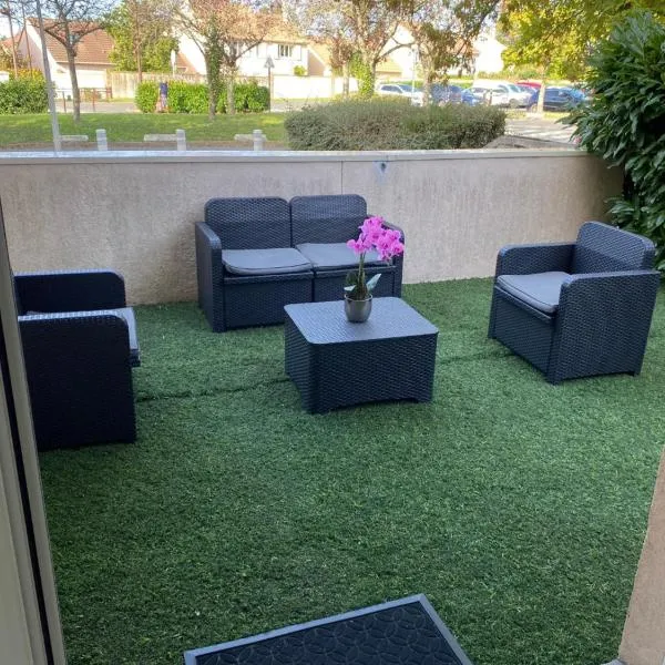 Logement entier chambre+salon + jardin & terrasse, hotel v destinácii Les Ulis