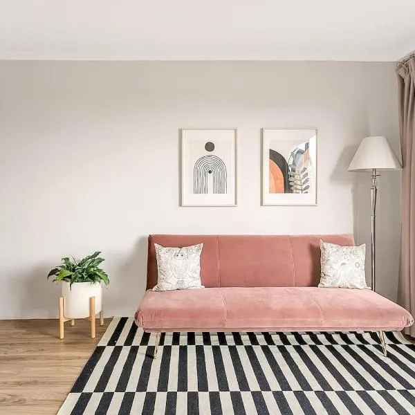 'Georgina' Mid-Century Modern Poolside Stay