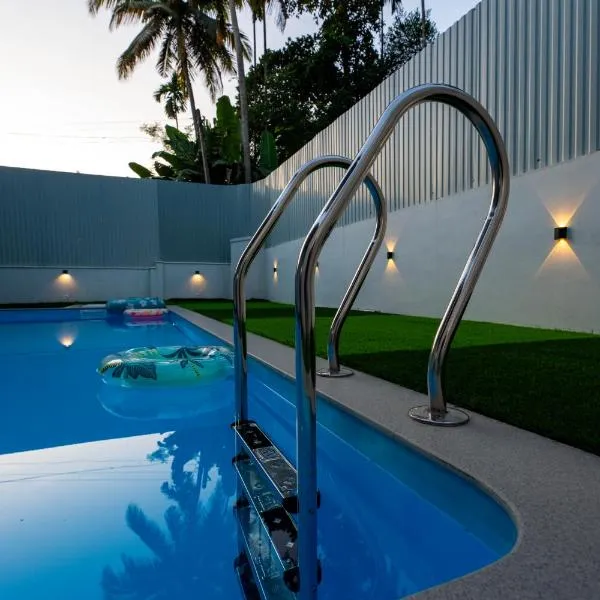 The Vogue - Luxury Private Pool Villa , Athirappilly, hótel í Athirappilly
