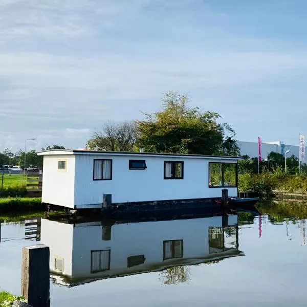 Woonboot in Sumar gelegen tussen Leeuwarden en Drachten: Suameer şehrinde bir otel