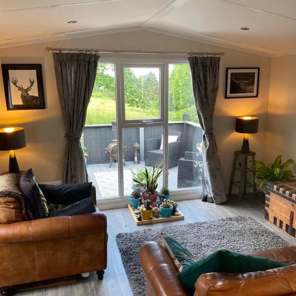 Lovely new caravan by Loch Long, hotel v destinaci Cove