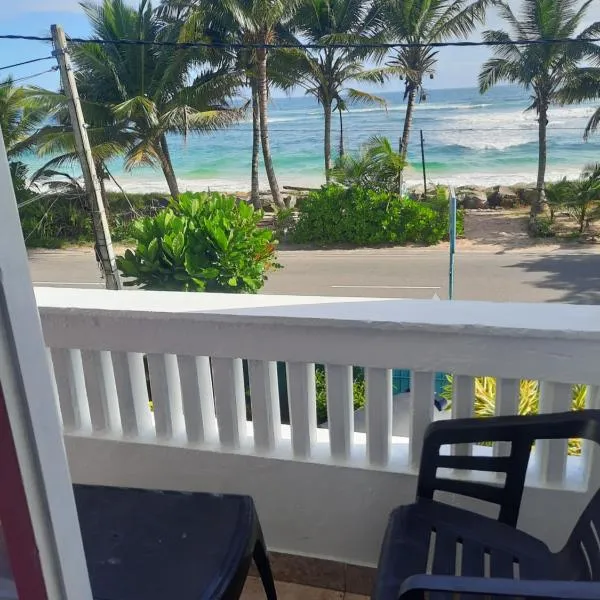 White Surfing Beach Resort, hotel v destinaci Unawatuna