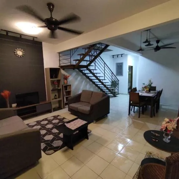Rumah teres 2 tingkat & 3 bilik, hotel v destinaci Pasir Gudang