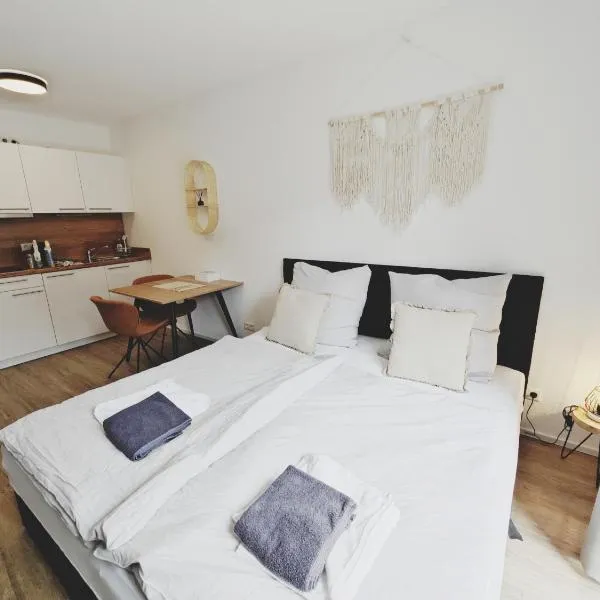 TiCasa BOHO - Zentral-Outlet-Balkon-Parkplatz-SmartTV-Unique, hotel v destinaci Metzingen