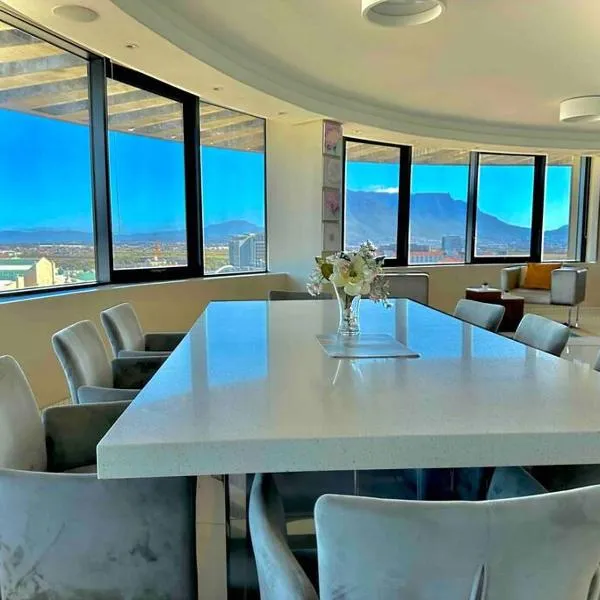 Grand Penthouse / Backup Power / Stunning, hotel in Cape Town