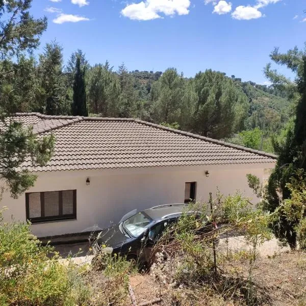 Bonita casa blanca en el bosque. โรงแรมในVillaharta