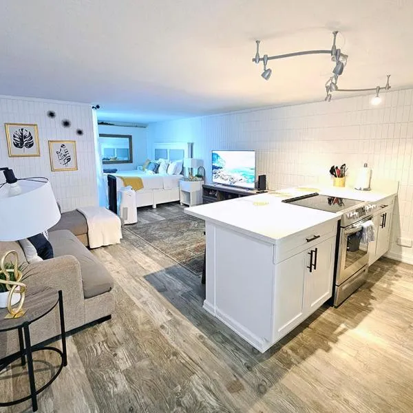 Stylish Condo Steps to Beach, hotel v destinaci Hauula