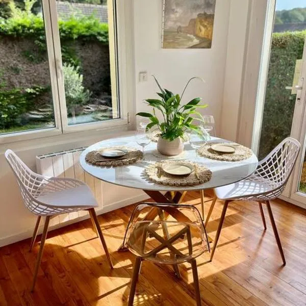 Maison Bobochic parking et jardin by Art de Voyager, hotel in Étretat