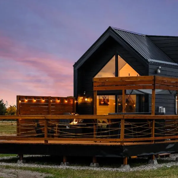 Modern Tiny Cabin, with Hot tub in Choteau MT, hotel in Choteau
