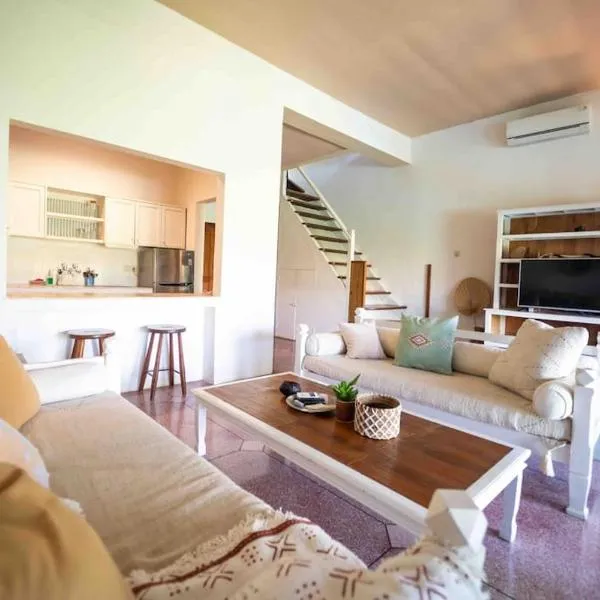 Canggu Beach Condo: 2 floors, balcony and pool, hotel in Canggu