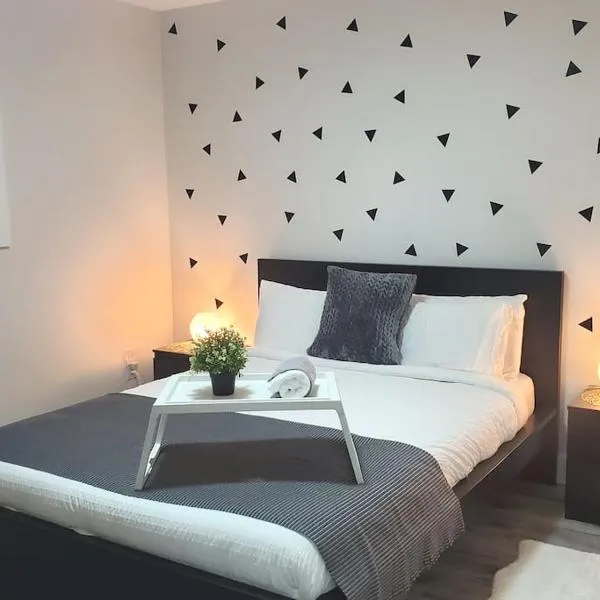 Lux Modern 2BR Radiant Suite+Free Parking, hotel in Delta