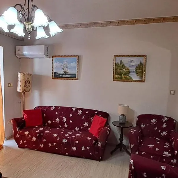 Sq Varnava apartment Athens، فندق في أثينا