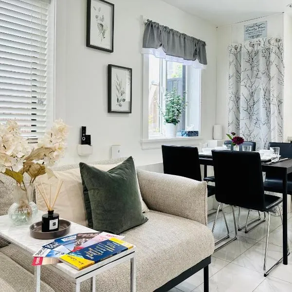 2BR 1.5BA Full Kitchen Private Guest House - Free Parking - Central Location, hotel Vancouverben
