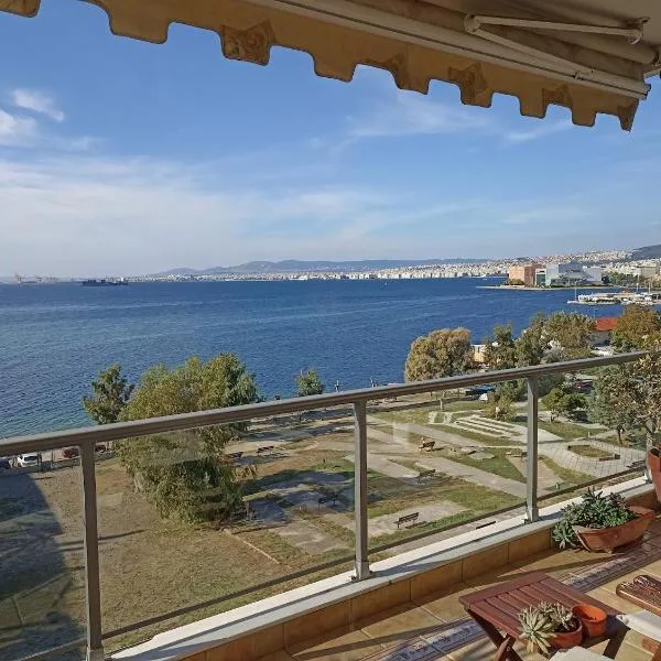 Beachfront Family Apartment & free parking, the Cruiseflat, hotel a Salonicco