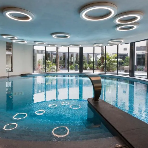 Luxury garden apartment 2BR in the best development of Cap d'Antibes-Juan les Pins, hotel en Antibes