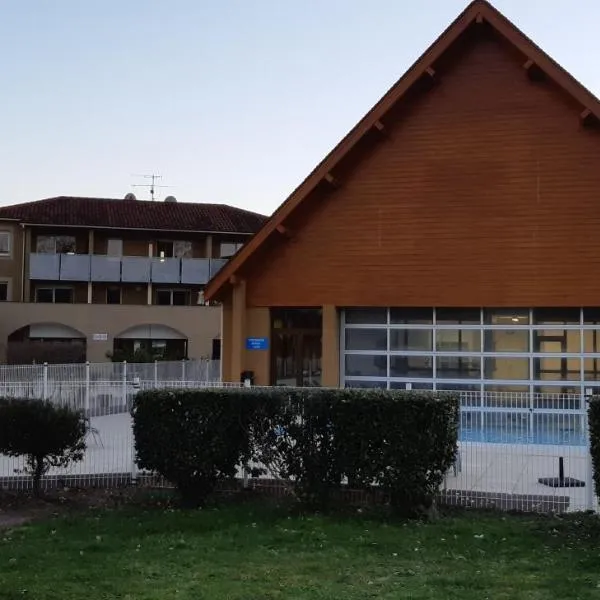 Charmant logement avec piscine, ξενοδοχείο στο Μπερζεράκ