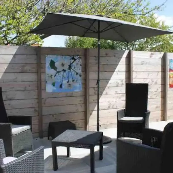 Knus vakantiehuis 100m van het strand (privé tuin), hotel v destinaci Callantsoog