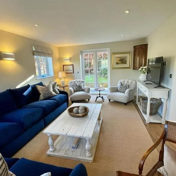 Northbrook Cottage, Farnham, up to 8 adults, hotel in East Worldham