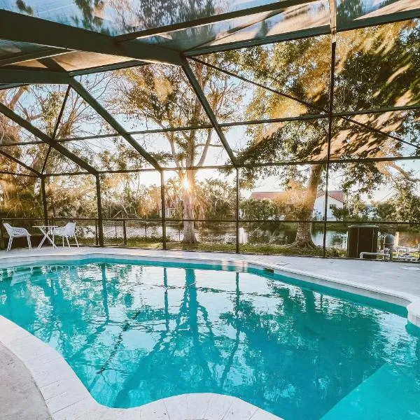 Waterfront Home with Pool Minutes to Sanibel, Hotel in Fort Myers