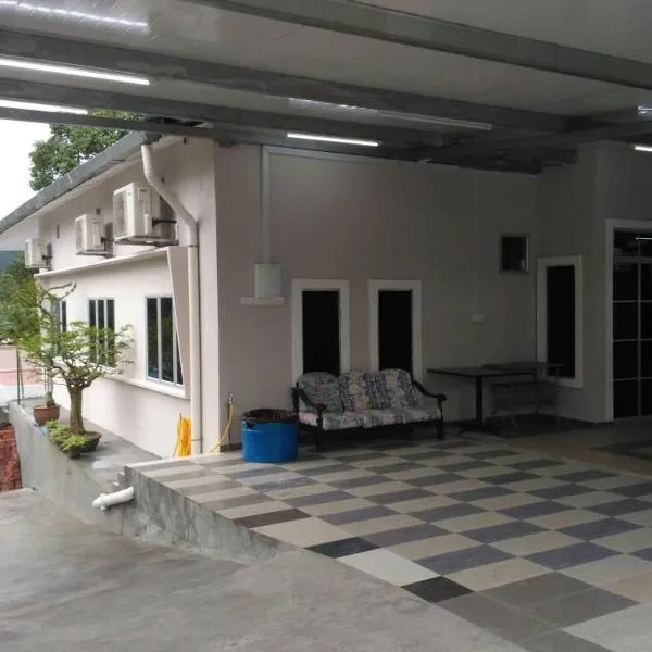 Bonsai Homestay Kluang YTS89، فندق في كلوانج