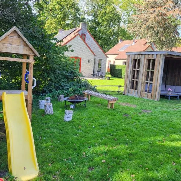 7 person House with garden, firepit, swimming lake, hammock, child friendly, in- and outside playground, slide, and great coffee, hotel v destinaci Ewijk
