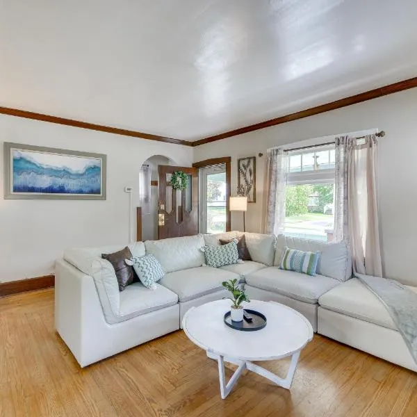 Welcoming Home in Youngstown with Private Backyard!, hotel in Youngstown
