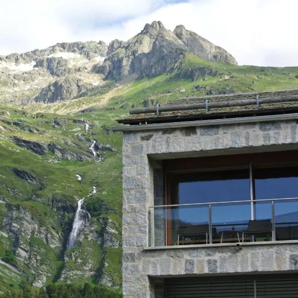 Chesa La Montanella - Ferienwohnung, Maloja, hotel v destinaci Maloja