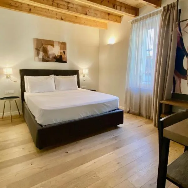 Malvezzi24 Boutique Rooms, hotel v destinaci Desenzano del Garda