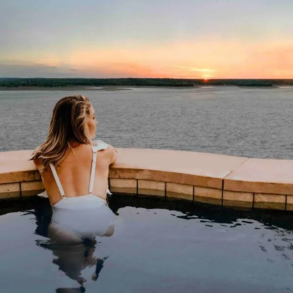 AustinTeton's Sunset Cliff Resort on Lake Travis - PRIVATE WEDDING, EVENT, HEATED POOL, BOAT DOCK, hôtel à Austin