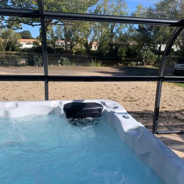 Maison avec jacuzzi proche plages, hotel in Avrillé