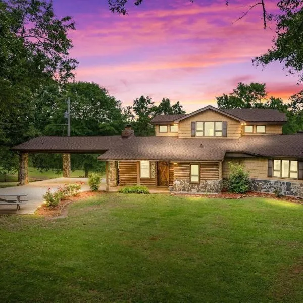 Refuge Ranch Lodge Cozy Log Cabin by the Lake Privacy Weddings, hotel in Locust Grove