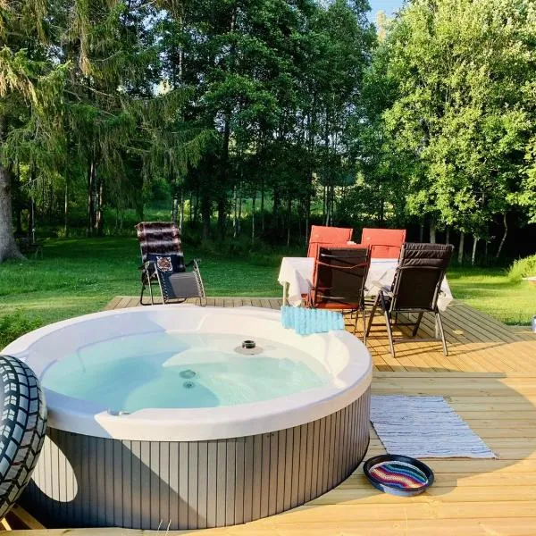 The Blomsholm Cabin - Recharge Your Electric Car, hotel v destinaci Strömstad