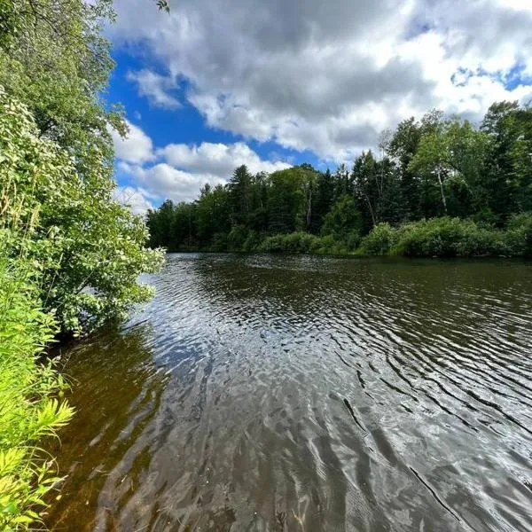 Relaxing Riverside Getaway with a Cozy Fireplace, hotel Bancroftban