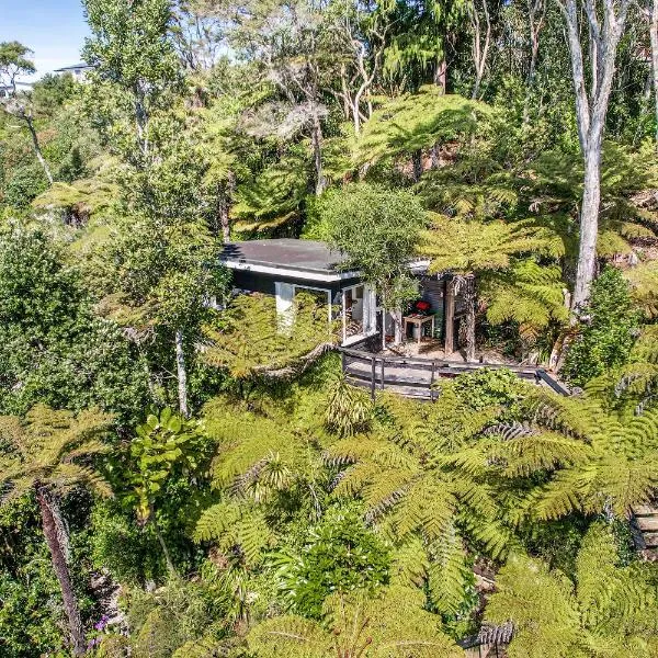 The Treehouse - Raglan Holiday Studio, hotel in Raglan