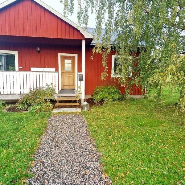 Litet hus på gård med utsikt över indalsälven, готель у місті Indal