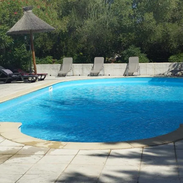 Logis Hotel Restaurant L'Esquielle – hotel w mieście Saint-Géniès-de-Malgoirès