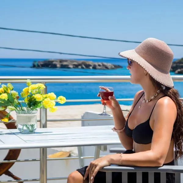 Plori - Molos Apartments, hotell sihtkohas Loutro