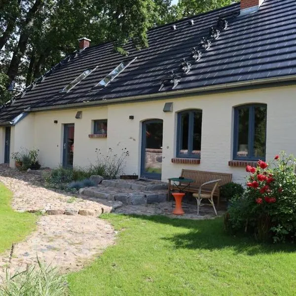 Ferienhaus Bullenberg, хотел в Starsow