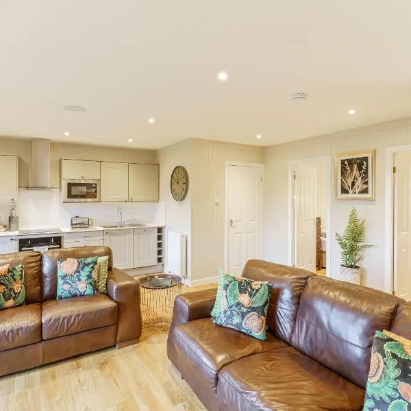 Conifer Lodge 25 with Hot Tub, hotel in Newton Stewart