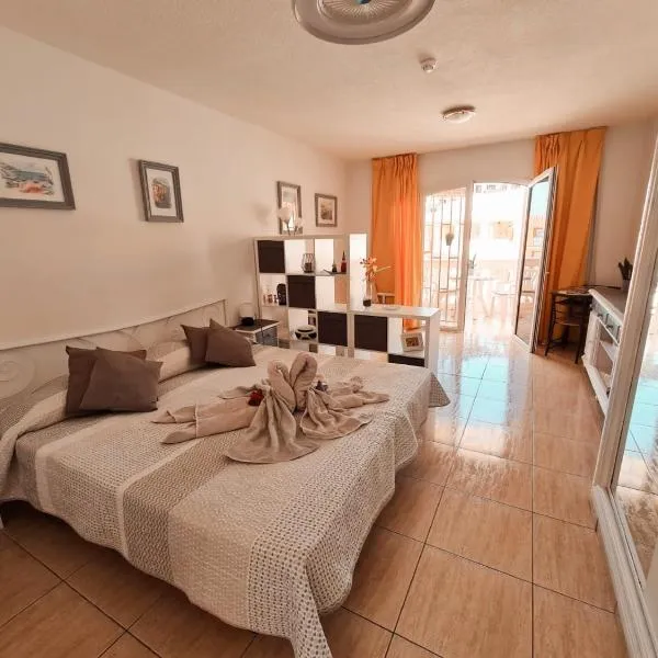 Casa Gio-monolocale con piscina riscaldata – hotel w mieście Costa Del Silencio