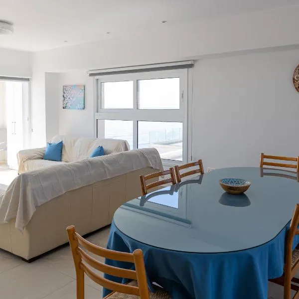 Larnaca BeachHouse, hotel v destinaci Avdhelleron