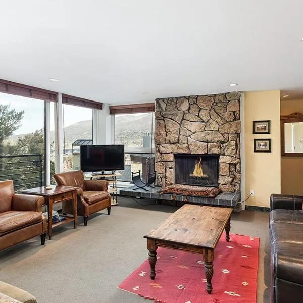 Durant Unit A101, Centrally Located, Sunny Condo with Great Views, A/C & Fireplace, hotel in Aspen