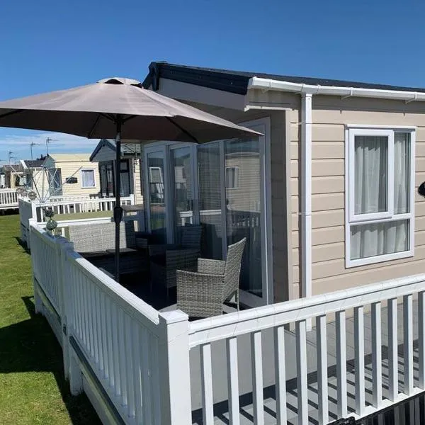 6 berth luxury caravan, Lyons Winkups Holiday Park, hotel in Kinmel Bay