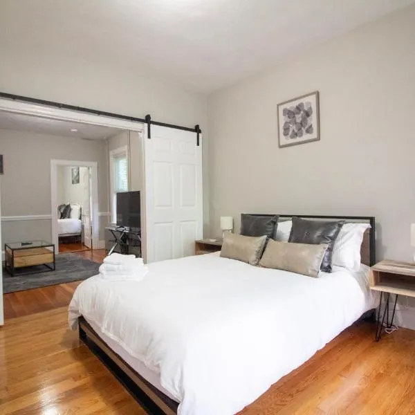 2 bedroom condo close to Boston and Cambridge with free parkings, hotel v destinaci Boston
