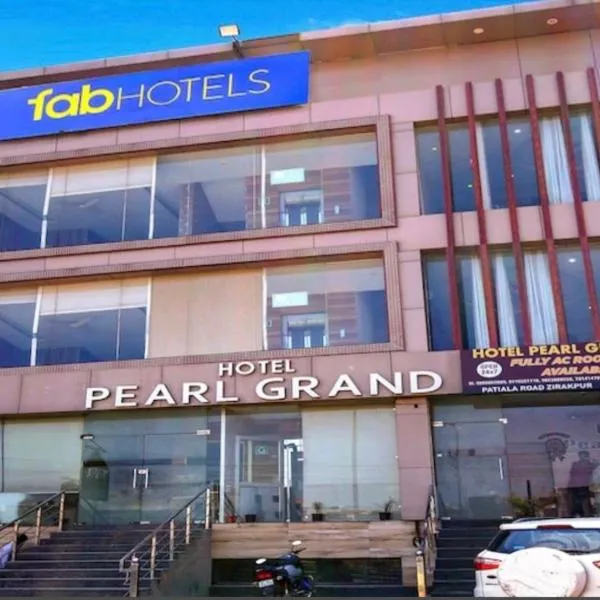 The Peral Lodge - A beautiful lavish & luxuries Family Hotel、Zirakpurのホテル