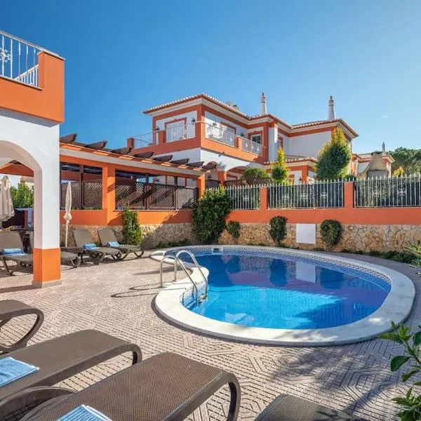7+1 BEDROOM PRIVATE VILLA, HEATED POOL, GAMES, BBQ, hotel ad Albufeira