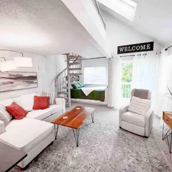 Top (third) floor loft condo. Full resort access., hotel in Claysburg