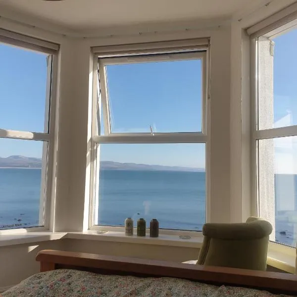 Bay View, Sleeps 18, 7 Bedrooms, 7 Bathrooms, Seafront, Criccieth, khách sạn ở Criccieth