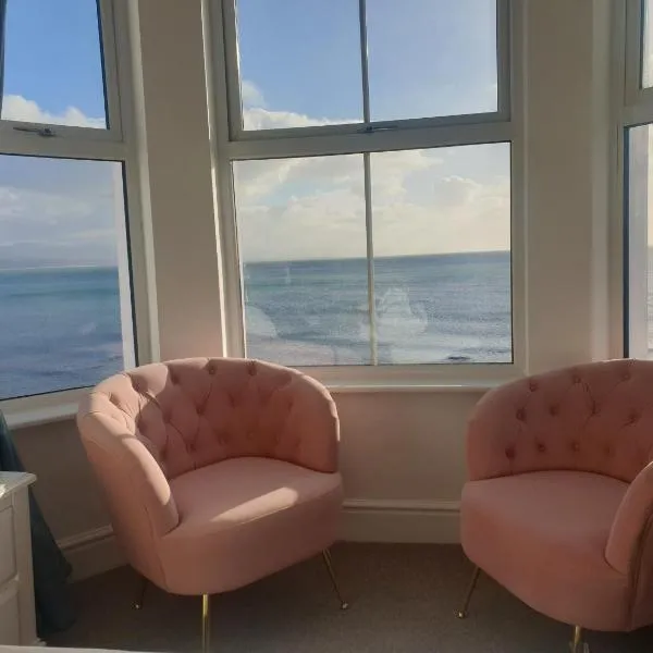 Glan y Mor, Sleeps 20, 8 Bedrooms, 8 Bathrooms, Seafront, Criccieth, khách sạn ở Criccieth